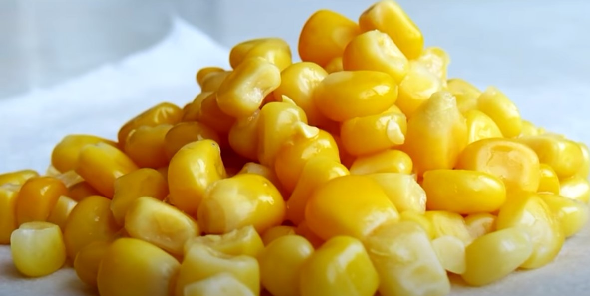 Зерна кукурузы лежат горсткой