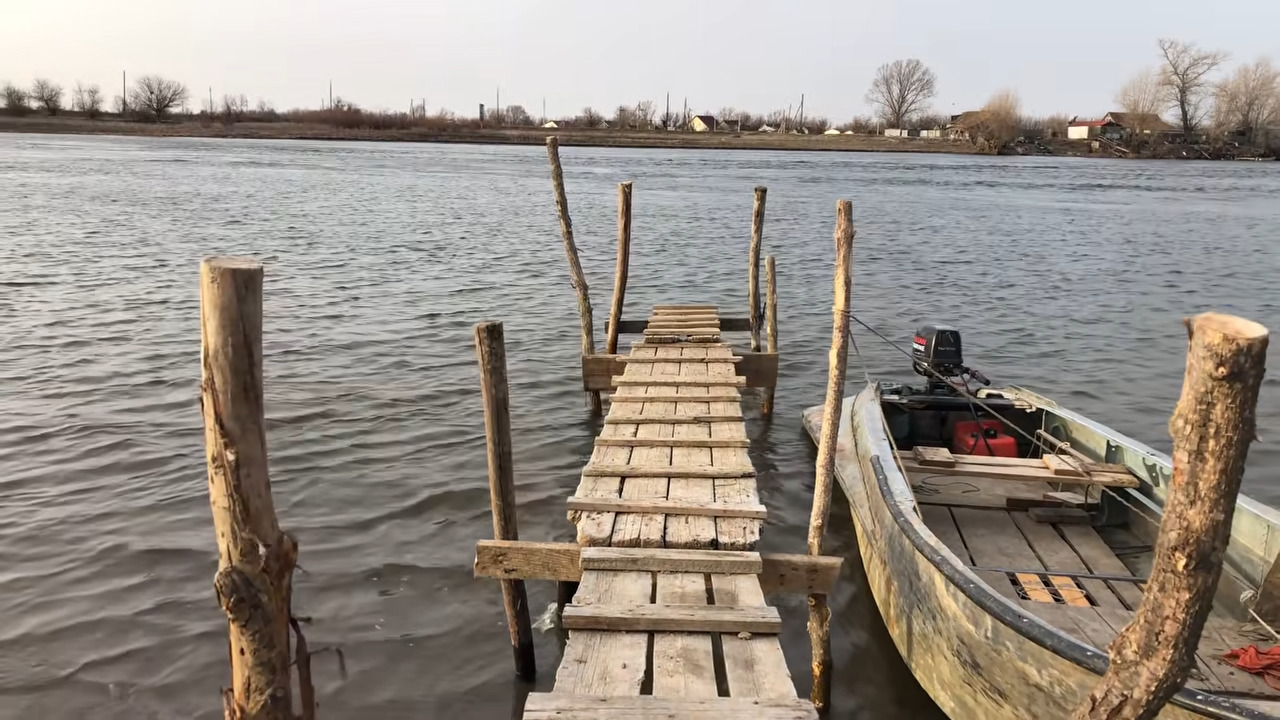 Деревянный мостик к воде и рядом лодка для РА4