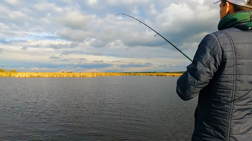 Рыбак ловит рыбу осенью для РКО 2
