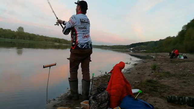 Рыбак ловит рыбу с берега реки Ока на базе отдыха Янтарь для РО