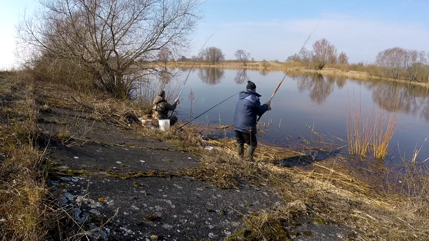 Рыбаки ловят рыбу с берега весной для РКО 1