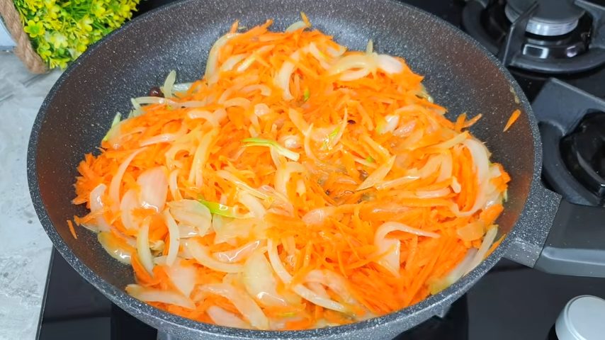 Лук и морковь обжариваются на сковороде для жарки салаки