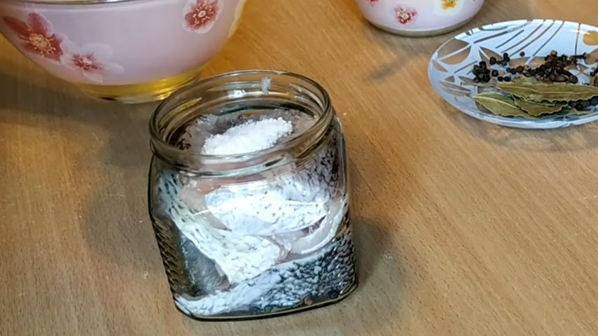 Рыба в банке посыпана солью для консервирования