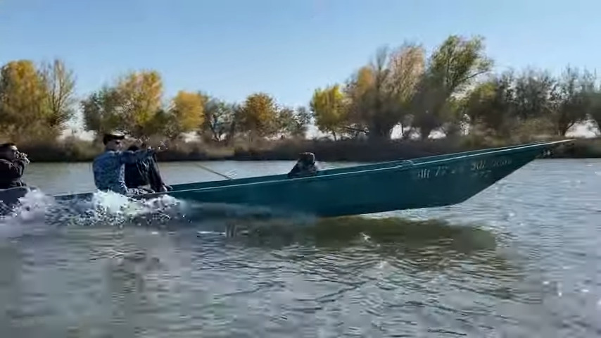 Моторная лодка с рыбаками плывет по реке для РВ 7