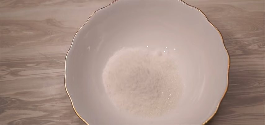 Сместь сахара и соли в миске
