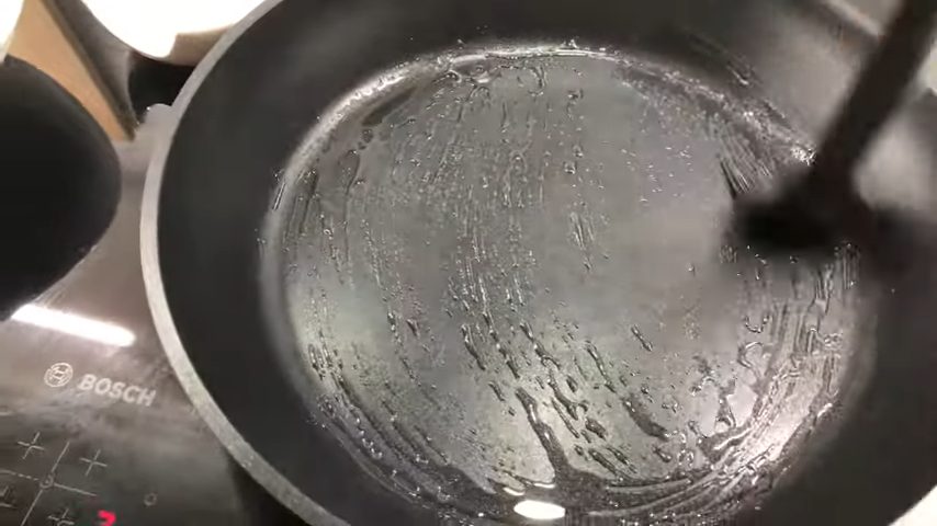 Сковороду смазывают силиконовой кисточкой с оливковым маслом