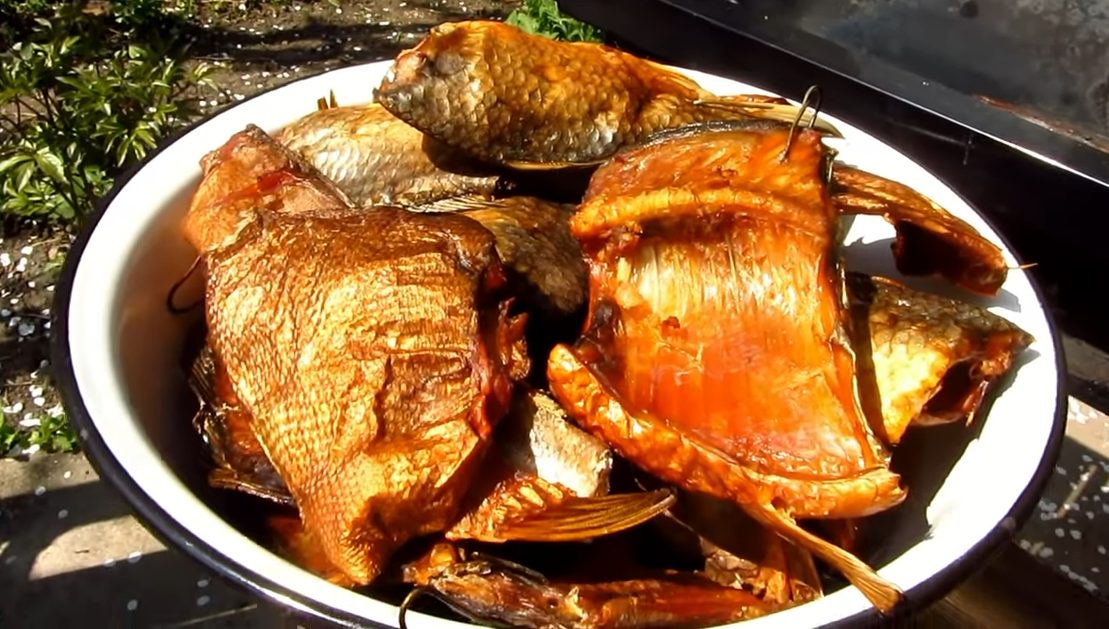 Копченая рыба кусочками в металлической таре