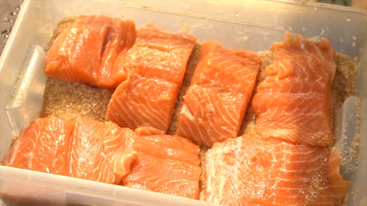 Филе лосося кусочками выложено в контейнер
